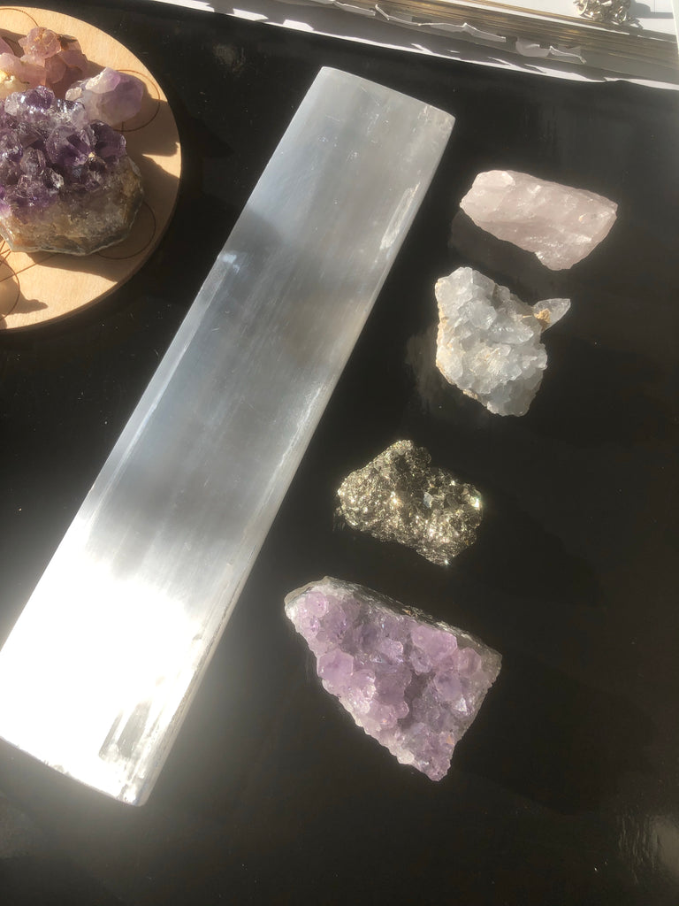 DELUXE Raw Crystal Set on Selenite Charging Plate